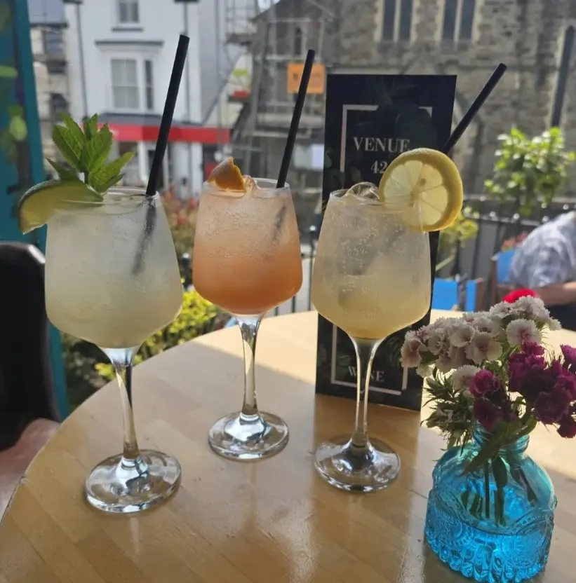 Drinks and flowers